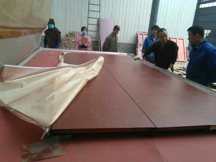 鋼板門(mén)木紋轉(zhuǎn)印機(jī)，轉(zhuǎn)印紙自動(dòng)脫落。