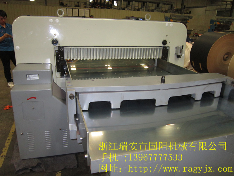 1300雙導軌切紙機5