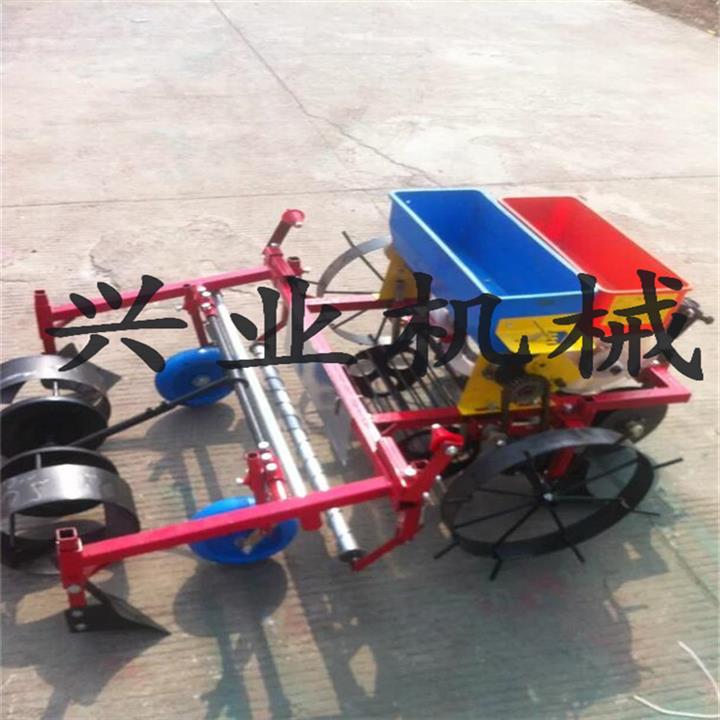 四輪花生播種覆膜機(jī)   農(nóng)作物播種覆膜機(jī)  花生覆膜播種機(jī)視頻