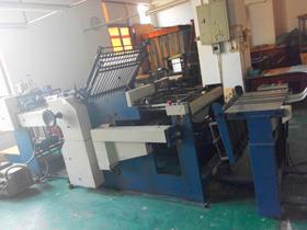 供應二手對開紫宏折頁機混合式四梳三刀（機械刀）