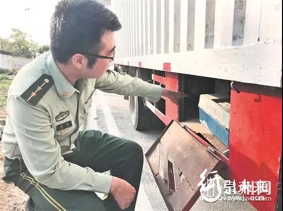 一貨車內暗藏&ldquo;增肥&rdquo;機關，一年&ldquo;偷&rdquo;廢紙約45噸！