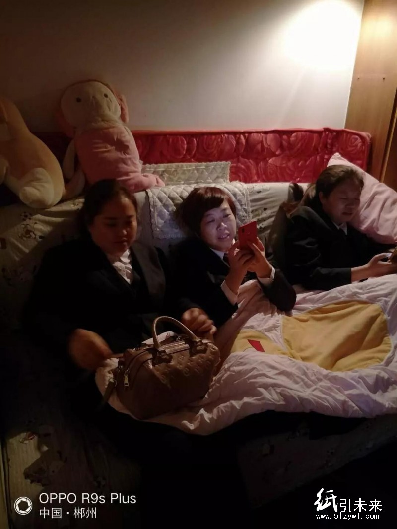 董事長自帶被褥碗筷,住進老賴客廳!這家銀行的“催收神操作”火遍朋友圈!但反映了什么問題呢?